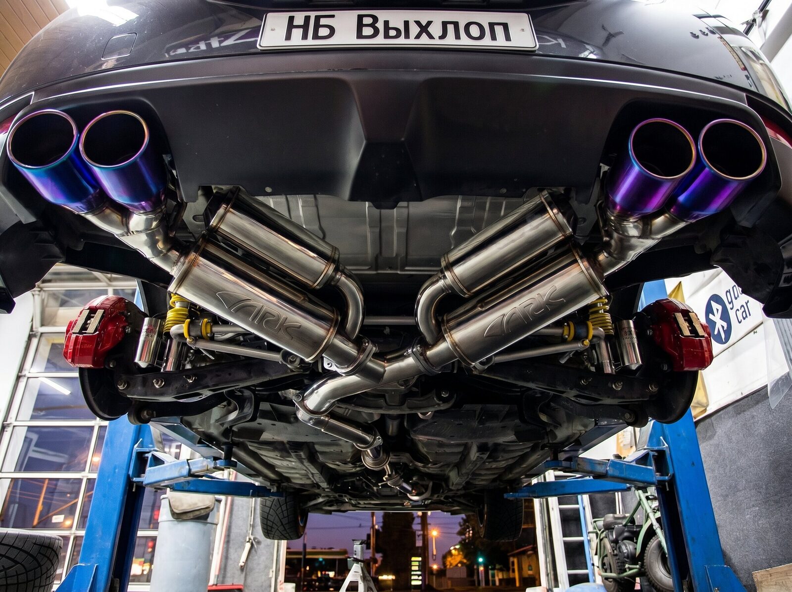 BMW снизу: два глушителя из нержавейки, раздвоение, четыре насадки