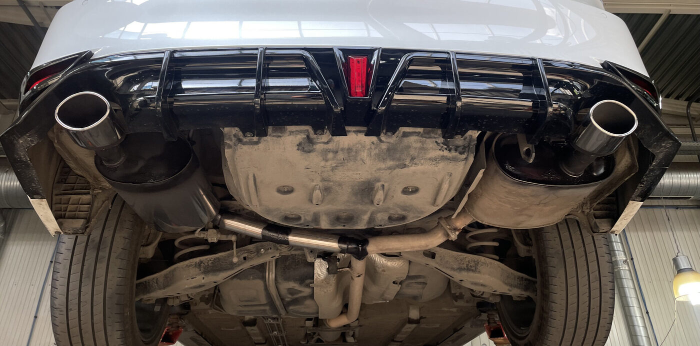 Toyota Camry сзади: раздвоение с двумя насадками